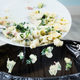 标题为“问咸女服务员:餐馆浪费多少食物?